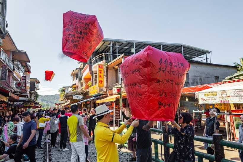 Taipei: Jiufen Night View and Shifen Day Tour - Rain, Crowds, and Walking: Prepare Properly