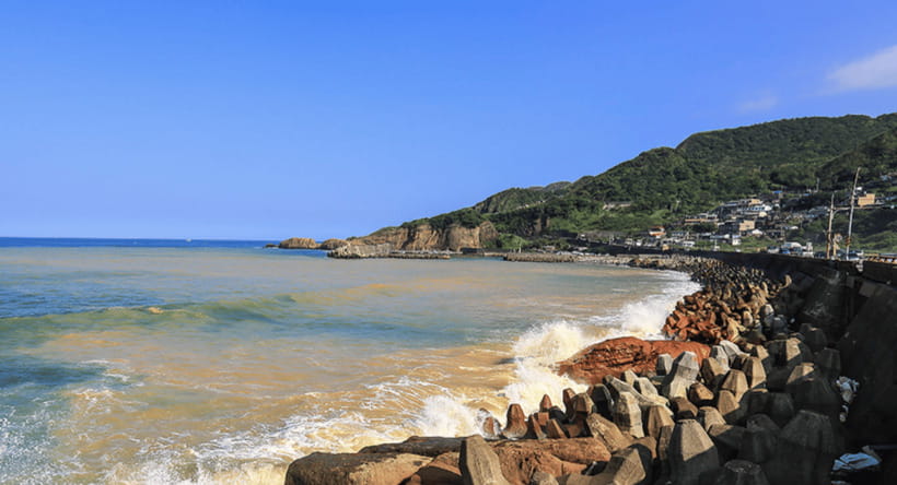 Taipei: Jiufen, Shifen Waterfall and Pingxi Sky Lantern Tour - Shifen Old Street mixes trains, food, and lanterns