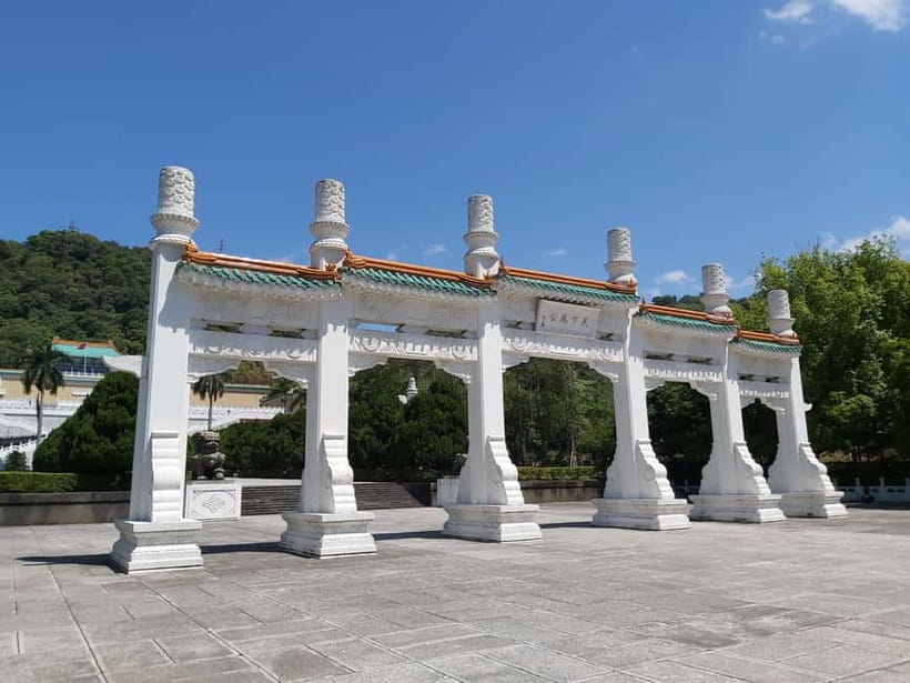 Taipei: Morning City Tour with National Palace Museum Entry - Longshan Temple: a working place of prayer