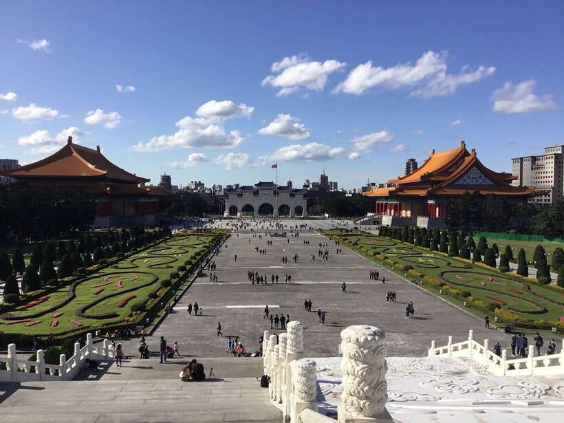 Taipei: Morning City Tour with National Palace Museum Entry - What the guides add to the morning