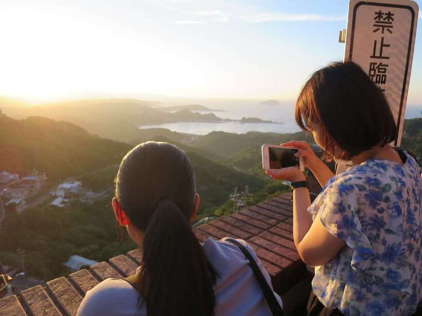 Taipei: Private City Sightseeing Tour with Driver - A private day that links Taipei with Shifen and Jiufen