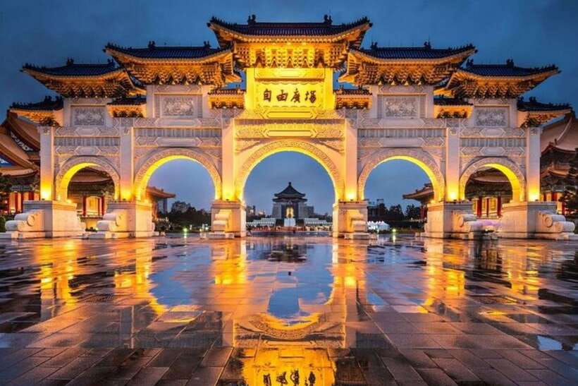 Taipei: Private custom tour with a local guide - Walking, transport, and physical comfort