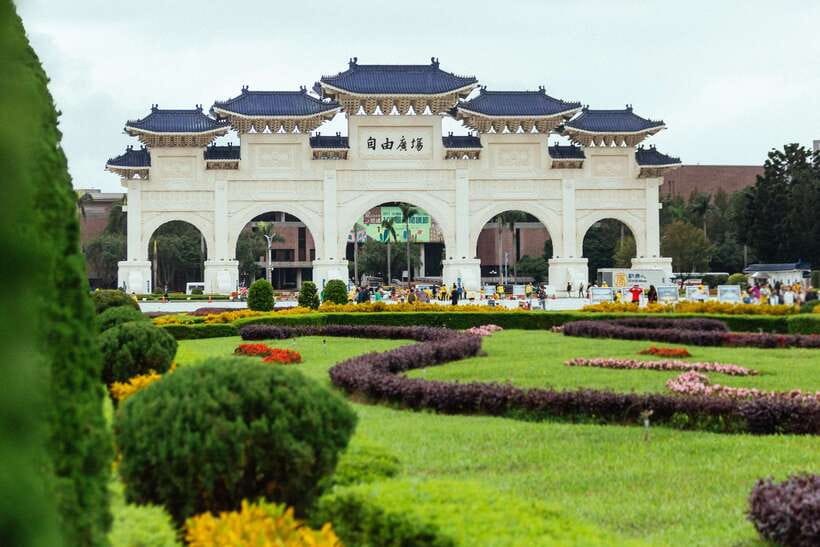 Taipei: Private Tour with Locals – Highlights & Hidden Gems - Booking details that affect your decision