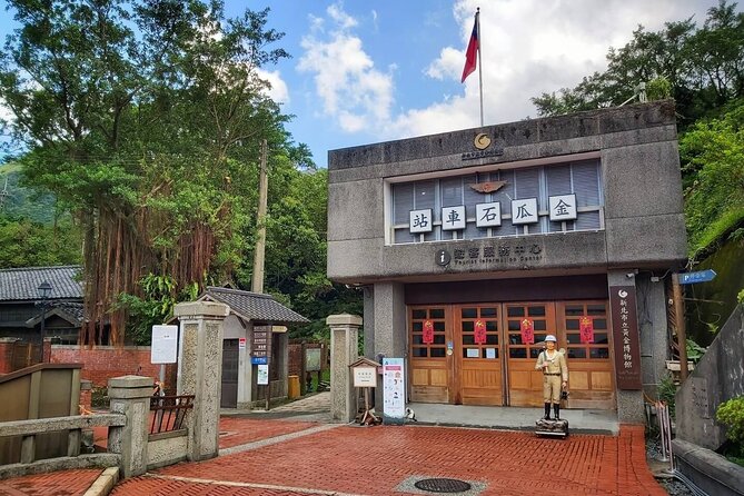 Taipei's Old Gold Rush Town: Jiufen Guided Night Tour - Golden Waterfall: a striking first stop
