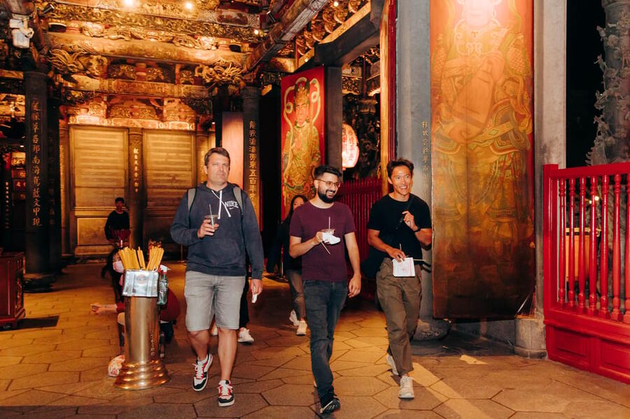 Taipei's Origin & Longshan Temple - Taiwan Cultural Tour - Trying moonstones and reading the answer