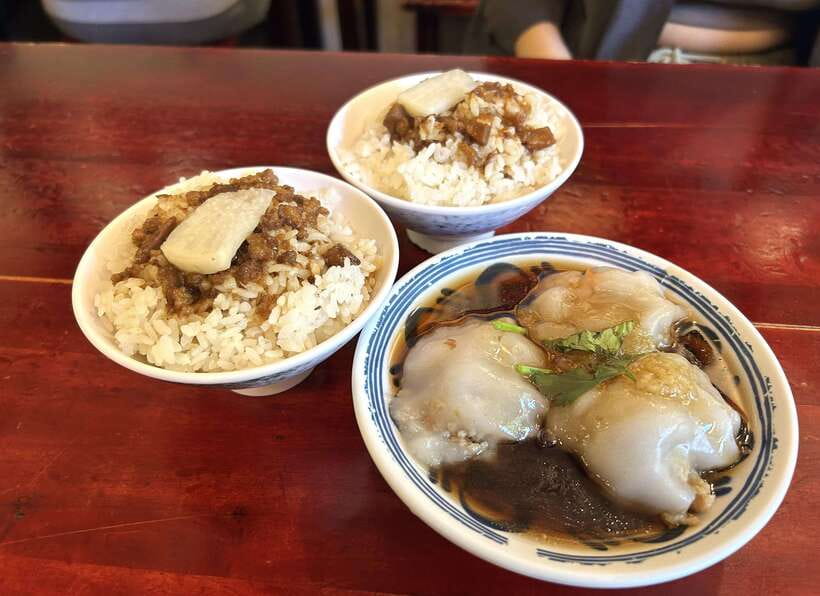 Taipei: Street Food & Hidden Eats Night Market Food Tour - A food tour built around local eating habits