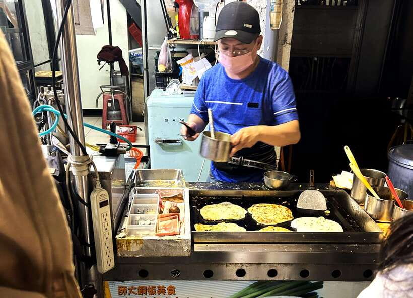Taipei: Street Food & Hidden Eats Night Market Food Tour - What the guides add to the meal