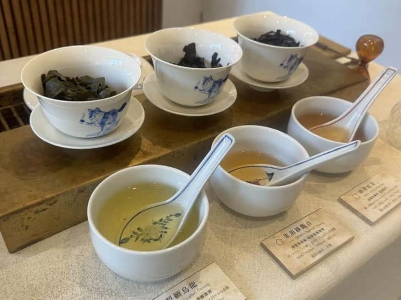 Taipei: Taiwan Traditional Breakfast & Market & Tea Tasting - Walking Toward Dihua Street