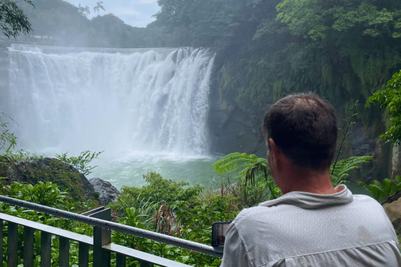 Taipei: Yangmingshan, Shifen, Jiufen & Yehliu Private Tour - Shifen Waterfall: the quiet finish