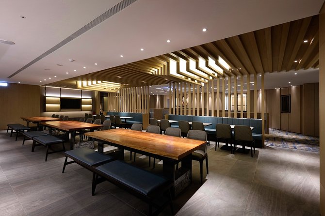 Taiwan Taoyuan International Airport Plaza Premium Lounge - Seating, noise, and charging points
