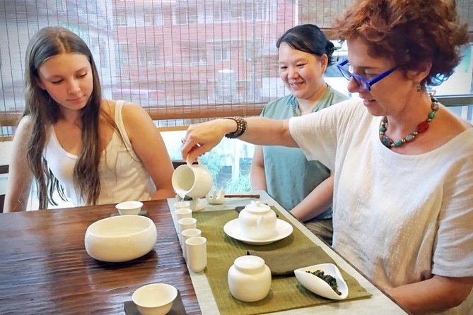 Tea of Taipei: Small-Group Tour with Taipei City Sightseeing - Bagua Tea Plantation and Thousand Island Lake