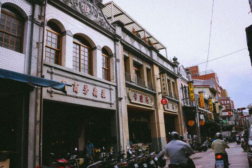 Vintage Taipei - Best of Taiwan and Sunset Walking Tour - Looking inside vintage shops