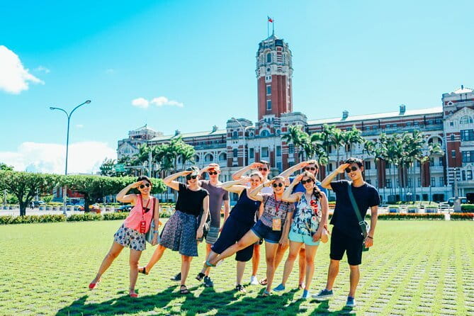 Vintage Taipei - Best of Taiwan & Sunset Walking Tour (Tip-based) - Herbal shops and the Chinese medicine market
