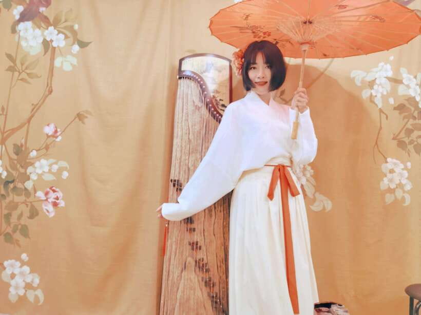 Wear Hanfu and play guzheng - Language support and the instructor’s teaching style