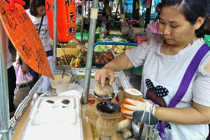 WoknRoll Taipei Walking and Historical Food Tour - How the small group affects the experience