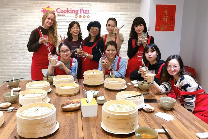Xiao long bao, Pork thick soup, Bubble milk tea. (Taiwan Cooking Class)-B - Folding xiao long bao in Taipei