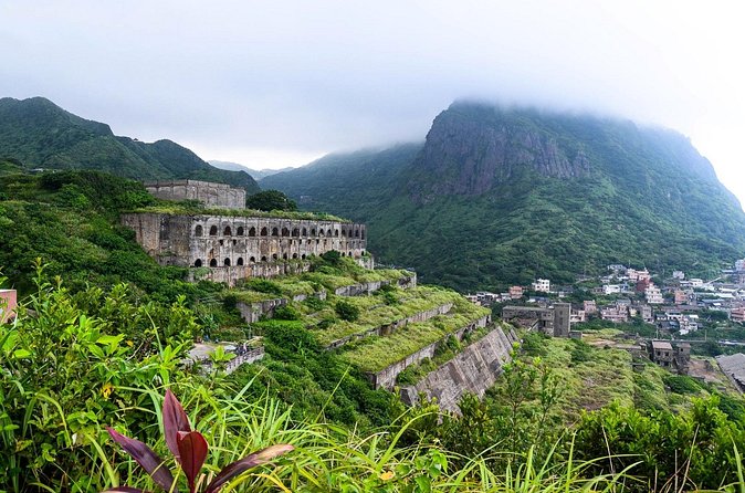 Yehliu, Golden Waterfall, Jiufen, Shifen Day Tour - Guides, group size, and the human side of the day