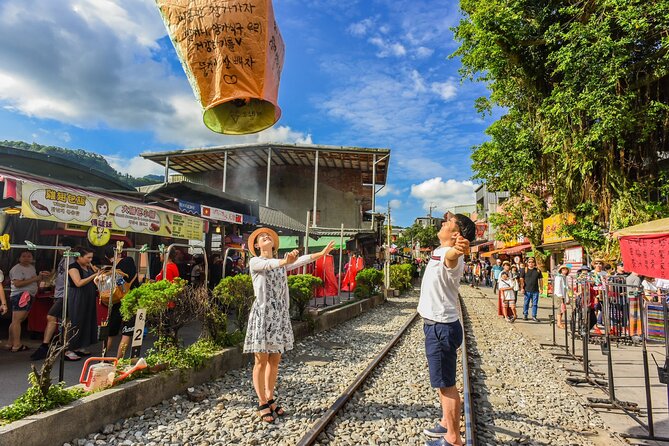 Yehliu, Golden Waterfall, Jiufen, Shifen Day Tour - Yehliu Geopark and the Queen’s Head
